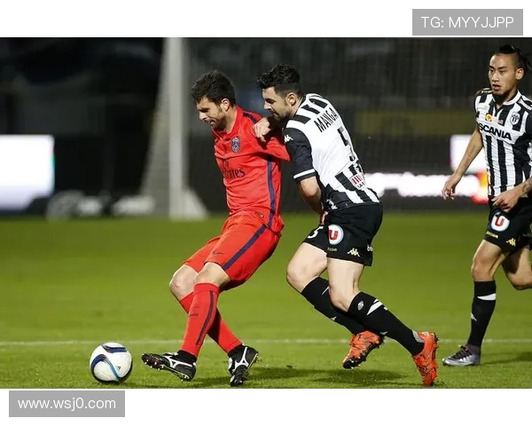 巴顿点评米特里策为危险球员 强调赛程密集对体能的严峻考验 巴顿点评米特里策为危险球员 强调赛程密集对体能的严峻考验